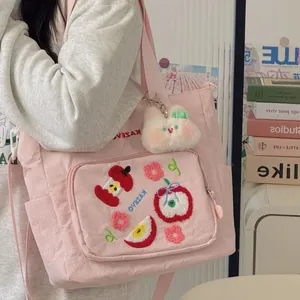 Sac à bandoulière en toile rose brodé avec charmant pendentif lapin en peluche blanc