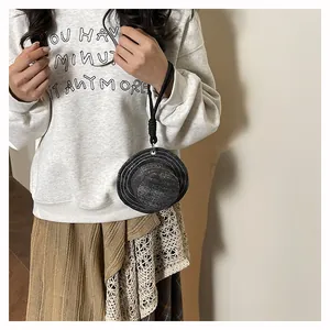 Dettaglio di un mini portachiavi a forma di cappello da pescatore con cuciture bianche