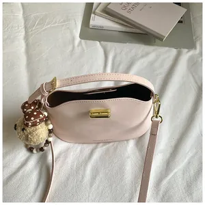 Sac bandoulière rose en cuir PU en forme de croissant avec un pendentif d'ours mignon