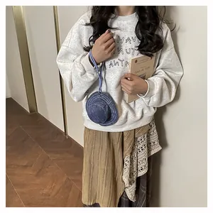 Charm mini cappello in denim indaco con cuciture a contrasto e cordino intrecciato