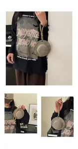 Portachiavi mini cappello di paglia con trama intrecciata e cordino in viste dettagliate