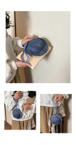 Dettaglio del portachiavi a mini cappello da pescatore in denim blu con cuciture bianche