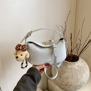 Sac Sous le Bras en Cuir PU pour Femmes Style Coréen Sac à Bandoulière Demi-Lune Avec Pendentif Animale en Peluche Mignon