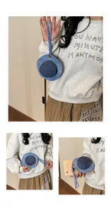Vista dettagliata del mini portamonete a cappello in denim con laccio e cuciture