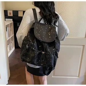 Vue détaillée du sac à dos étoilé avec fermeture à cordon et poche zippée en métal