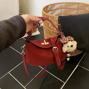 Sac à bandoulière en cuir rouge mat avec fermoir doré et pendentif ours mignon