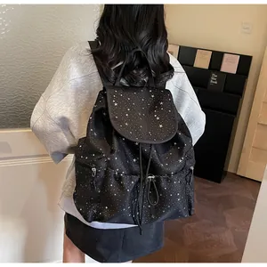 Mini sac à dos noir à motifs d'étoiles avec cordon de serrage porté sur le dos