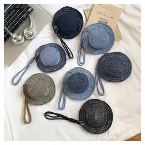 Vista dettagliata di mini portamonete a forma di cappello in denim in vari colori su lino