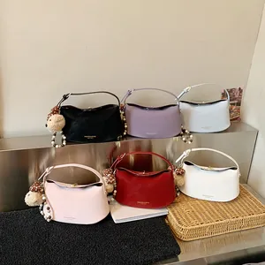Sacs à bandoulière chics en forme de croissant en six couleurs avec breloque ours