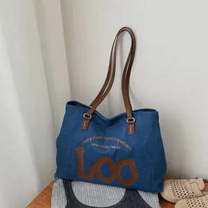 Μπλε τζιν τσάντα tote με καφέ δερμάτινα λουράκια και τύπωμα γραμμάτων για καθημερινή