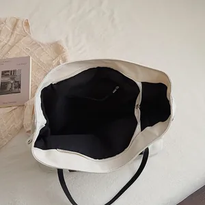 Μινιμαλιστική πάνινη τσάντα tote με μαύρα χερούλια και φερμουάρ για καθημερινή χρήση