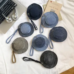 Mini portachiavi a cappello alla pescatora in denim con cordino in varie tonalità blu