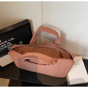 Détail d'une sacoche matelassée pour ordinateur avec intérieur doublé et larges anses