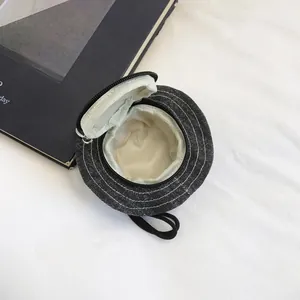 Mini portamonete a forma di cappello pescatore in denim grigio scuro con laccetto