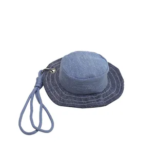 Portachiavi mini cappello da pescatore in denim azzurro con cordino intrecciato e occhiello