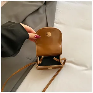 Bruine mini crossbodytas met ruitjespatroon, gouden magneetsluiting en glad kunstleer