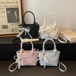Secchiello retrò con perle e fiocco di pizzo in quattro colori primaverili alla moda