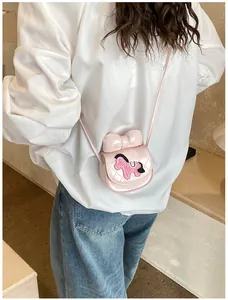 Mini roze crossbodytas met gewatteerd patroon en strik gedragen door een model
