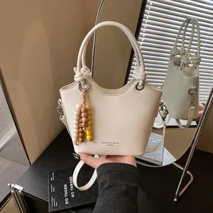 Damen Mode PU Leder Eimertasche Mit Perlenanhänger Knotengriff Glänzende Schulter Umhängetasche Stilvolle Alltags Pendler Handtasche