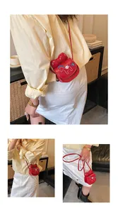 Detail van rode gewatteerde mini-crossbodytas met 3D-strik en paardenborduursel