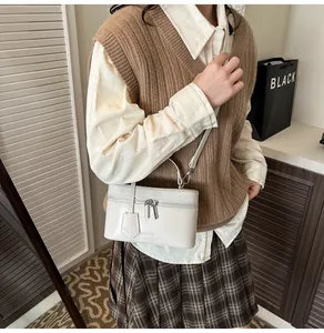 Détail du petit sac carré blanc crème avec double fermeture éclair et fini brillant
