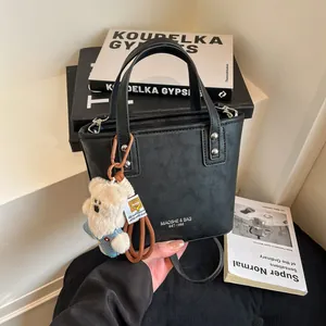 Sac Seau Tendance en Cuir PU pour Femmes Petit Sac Bandoulière Carré Avec Pendentif Ours en Peluche Sac à Main Mode Pour Quotidien