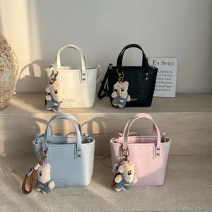 Sacs à main tendance en cuir PU en quatre couleurs avec breloques d'ours pour femme