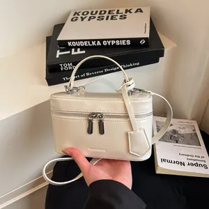 Sac à main carré blanc crème en similicuir élégant avec bandoulière amovible
