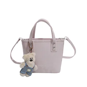 Sac fourre-tout lavande clair avec bandoulière réglable et charmant ours en peluche