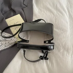 Sac bandoulière carré noir élégant avec fermeture éclair et bandoulière réglable