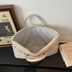 Minimalistische beige suède laptoptas met waterbestendige buitenkant en fluwelen voering
