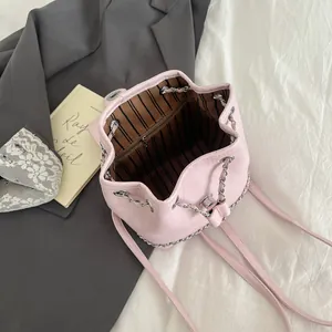 Sac à dos seau en similicuir rose avec cordon chaîne argentée et doublure rayée