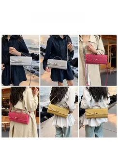 Détail du sac à bandoulière évidé avec strass et fermoir rotatif en métal pour femme