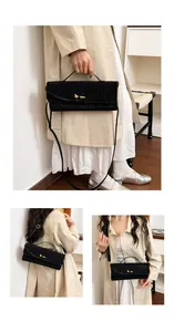 Détail d'un sac à bandoulière en strass noirs avec fermoir rotatif doré et bandoulière