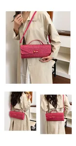 Détail d'un sac à main en strass fuchsia avec fermoir doré et bandoulière amovible