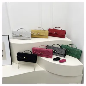 Détail de pochettes colorées en strass avec d'élégants fermoirs nœuds dorés et bandoulières