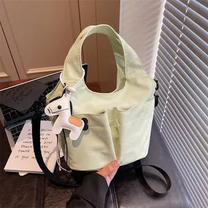 Sac fourre-tout en toile vert clair minimaliste avec plusieurs poches et pendentif cheval