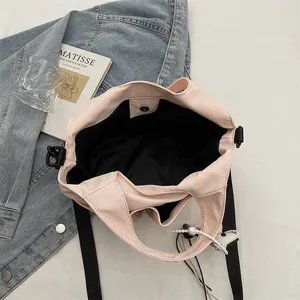 Sac fourre-tout minimaliste pêche avec bandoulière noire et plusieurs poches de mode