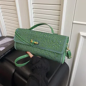 Sac à épaule chic vert foncé avec strass, fermoir rotatif en métal et bandoulière