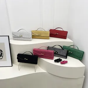 Pochettes de soirée étincelantes en strass déclinées en plusieurs couleurs