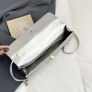 Sac à épaule rectangulaire en argent métallisé avec texture pailletée et fermoir doré