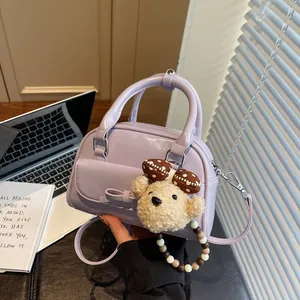 Sac à Main Oreiller en Cuir PU pour Femme Nœud Sac Bandoulière Style Coréen Simple Navette Sac à Épaule Avec Pendentif Ours en Peluche