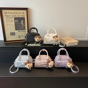 Sacs polochons élégants en cinq couleurs pastel avec d'adorables pendentifs d'ours