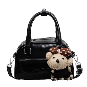 Sac à main Boston noir chic avec breloque ours en peluche et bandoulière réglable femme
