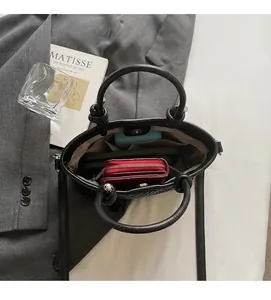 Vista dall'alto dell'ampio interno della borsa tote intrecciata con chiusura magnetica