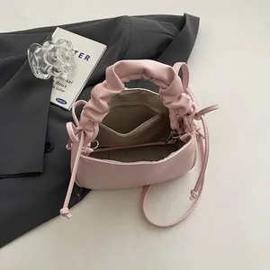 Rosa Handtasche mit gerafftem Griff und verstellbarem Schultergurt im modischen Falten-Design