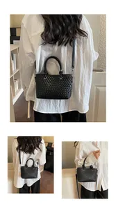 Dettaglio borsa shopper in pelle intrecciata nera con manici a nodo e tracolla sottile