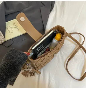Détail intérieur du sac seau marron tressé montrant sa grande capacité pour le quotidien