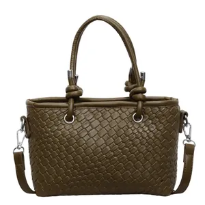 Borsa tote intrecciata verde scuro alla moda con tracolla regolabile per la primavera