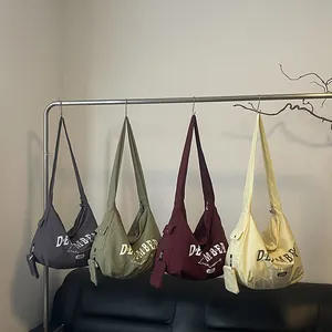 Minimalistische große Nylon-Umhängetaschen in vier Farben mit Mini-Münzbeuteln